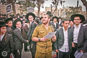 jerusalem charedi protest IDF soldier photographed by Yonit Schiller © 2015 יונית שילר