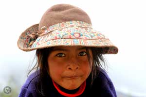Peruvian girl peru photographed by Yonit Schiller © 2015 יונית שילר
